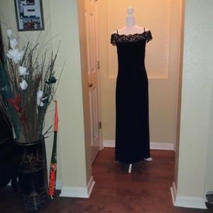 Black evening gown w/lace shoulders and bust line